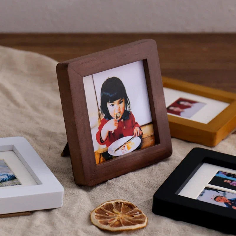 cadre photo bois naturel marron noir jaune classique enfant bébé décoration intérieure vintage