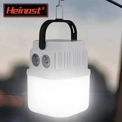 Lanterne solaire LED portable suspendue dans un arbre la nuit