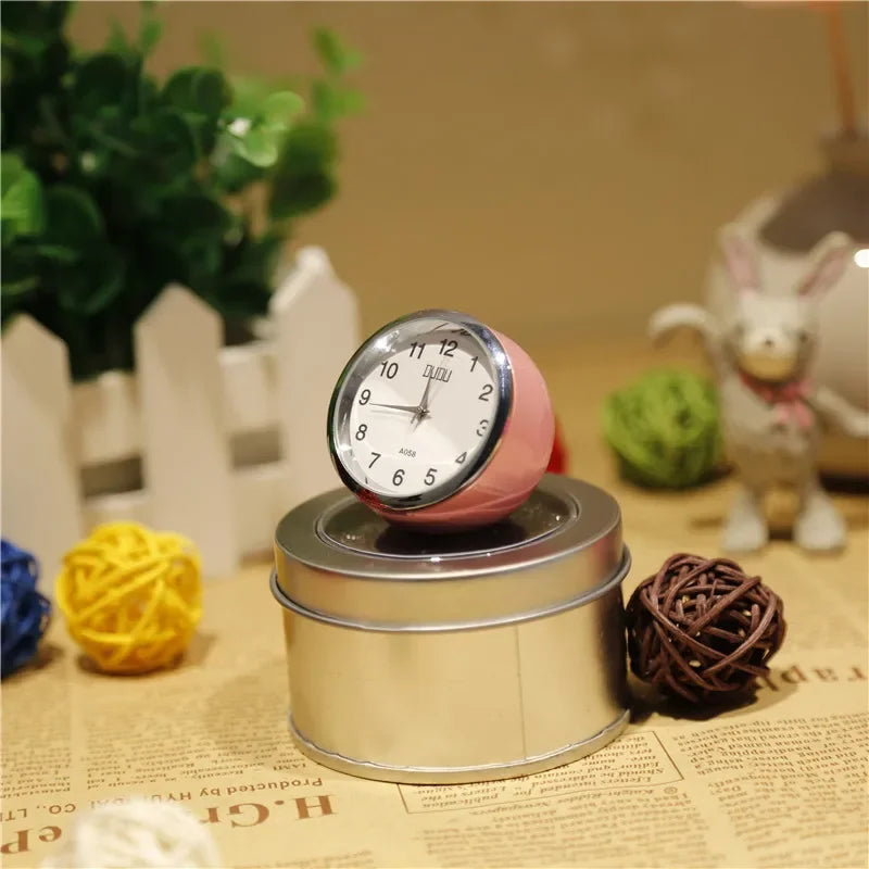 horloge table moderne multicolore rouge noir blanc bleu jaune simple ronde minimaliste