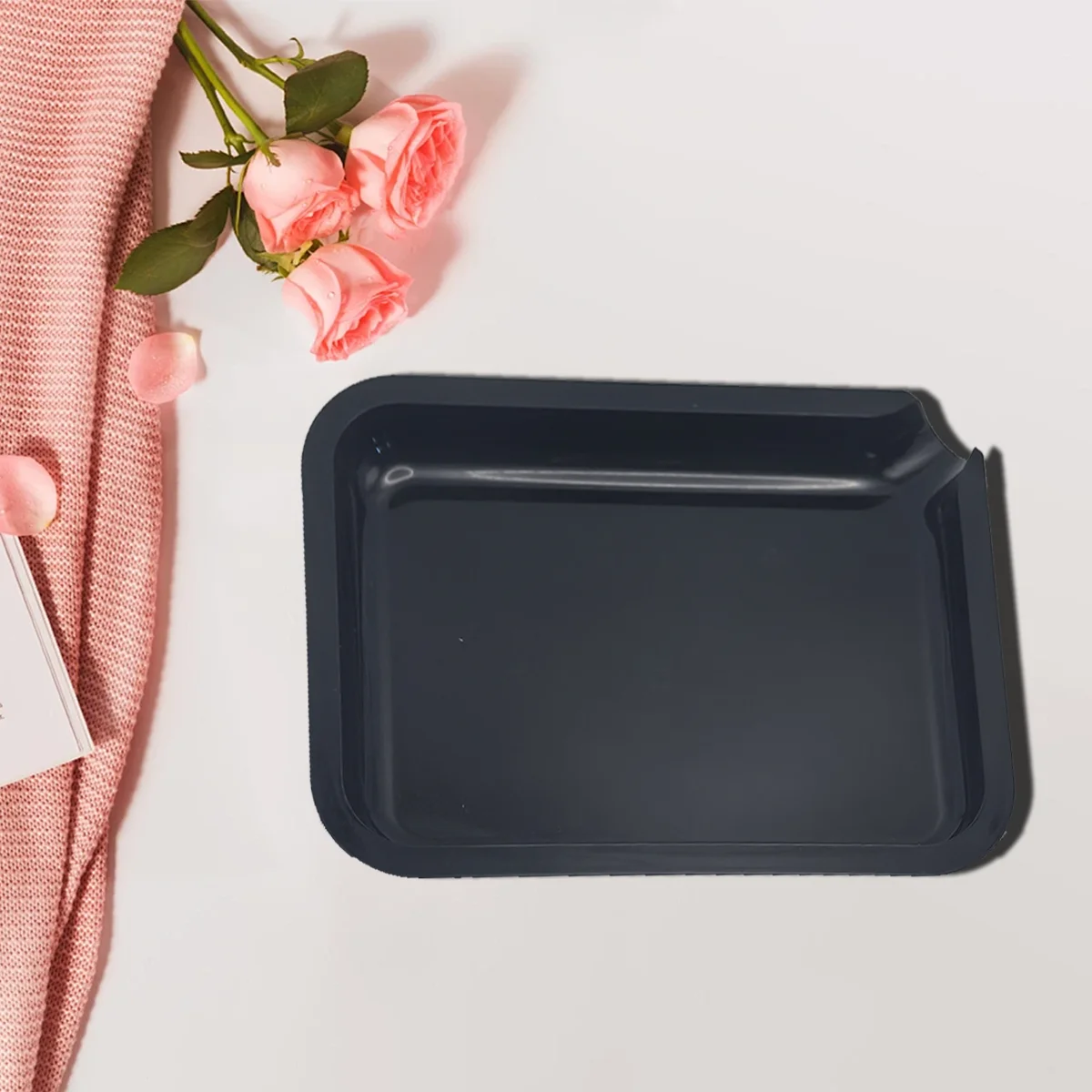 plateau rangement moderne noir vert rose blanc surface lisse brillante minimaliste fleurs tissu herbe