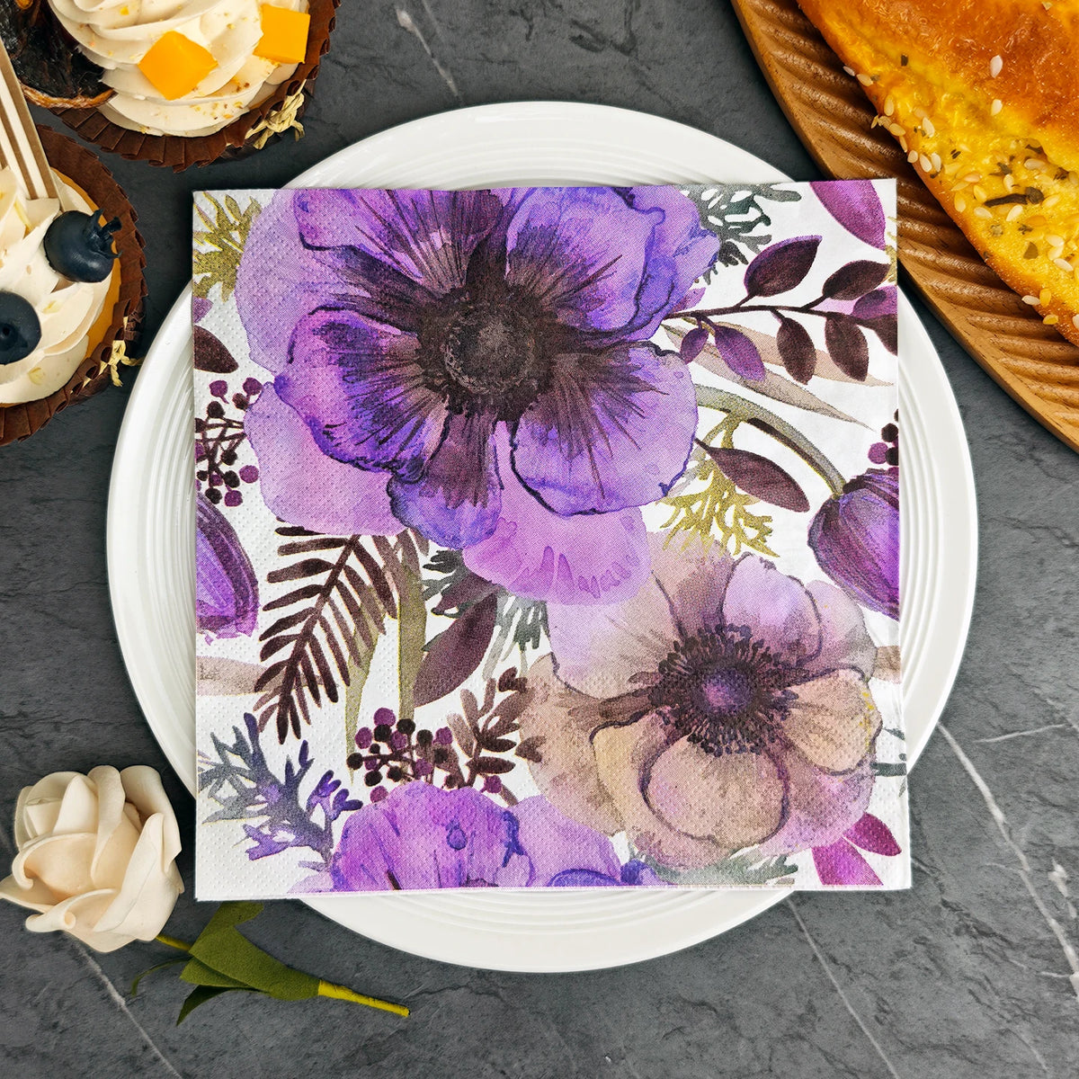 serviettes papier motif floral anémones violet rose élégantes restauration pâtisserie fêtes mariage été