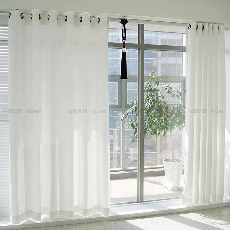 rideau blanc transparent moderne anneaux noirs pompons fenêtre salon chambre