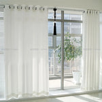 rideau blanc transparent moderne anneaux noirs pompons fenêtre salon chambre