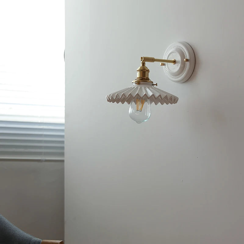 lampe murale vintage blanc doré texture relief ampoule led interrupteur chaîne éclairage quotidien moderne