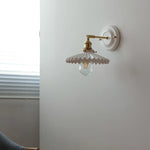lampe murale vintage blanc doré texture relief ampoule led interrupteur chaîne éclairage quotidien moderne