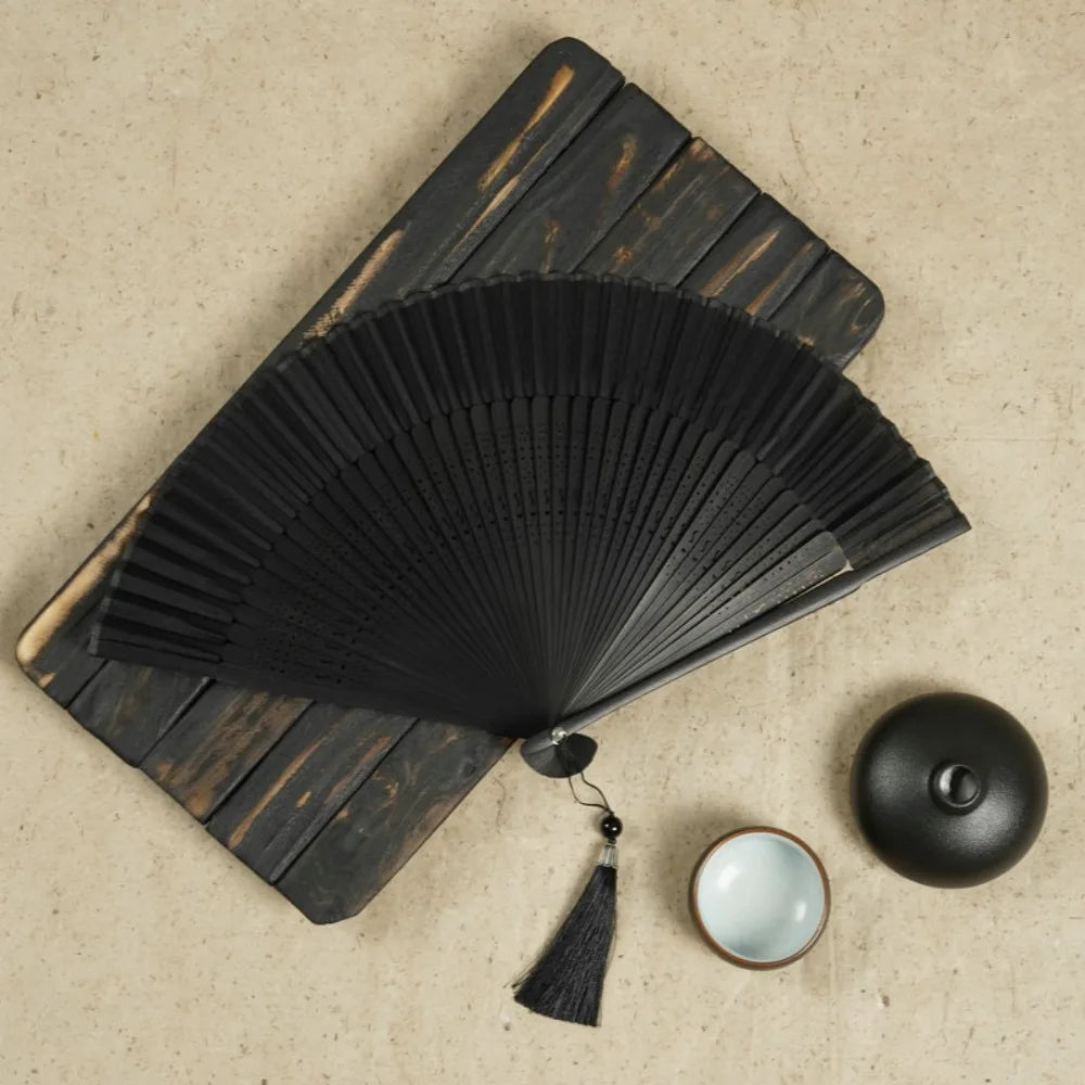 éventail traditionnel bleu noir beige rayures horizontales perforations classique artisanal cordelette pompon