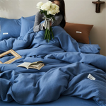 Chambre décorée avec literie blanche et accessoires