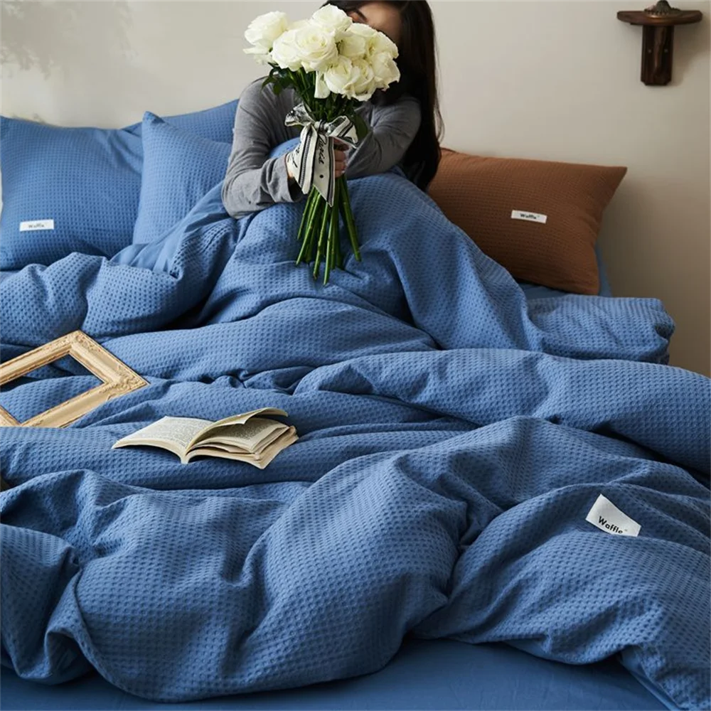 Chambre décorée avec literie blanche et accessoires