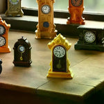 horloges décoratives vintage résine ornées détails floraux géométriques orange noir marron jaune