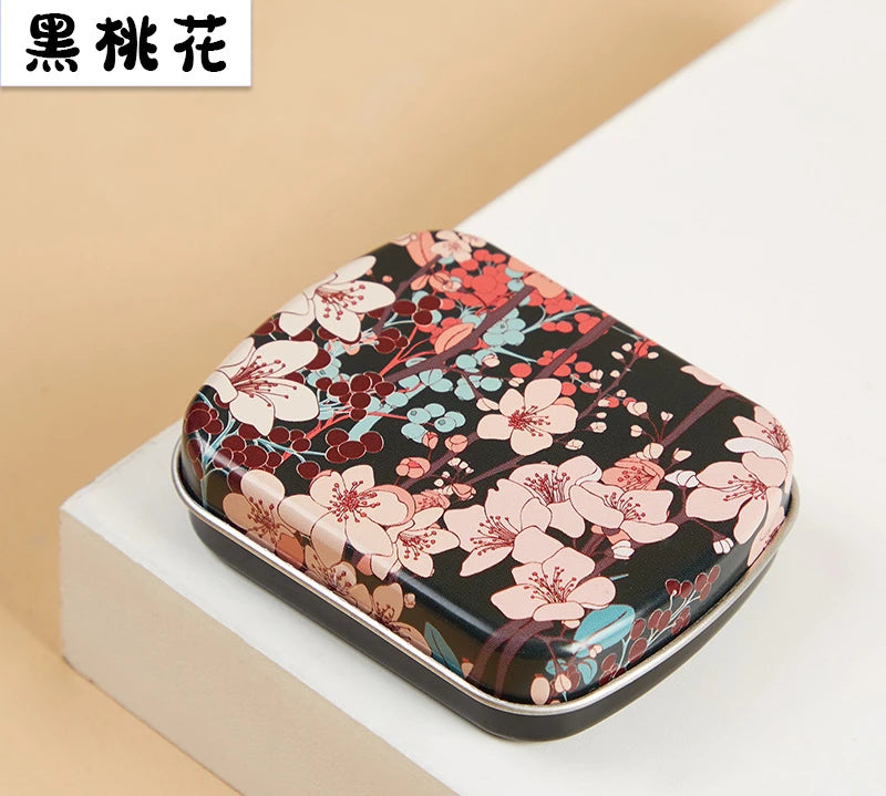 boîtes métal réutilisables fleurs motifs vintage noir blanc bleu rose vintage organisateur maison
