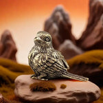 statuette oiseau plumes détaillées texture rugueuse nid d'oiseaux bout tronc arbre rochers mousse ornement