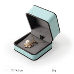 boîtes bijoux cuir beige turquoise intérieur noir moderne emballage présentation anneaux haute qualité