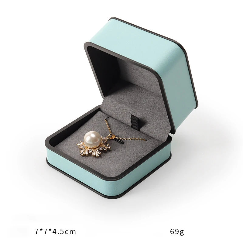 boîtes bijoux cuir beige turquoise intérieur noir moderne emballage présentation anneaux haute qualité