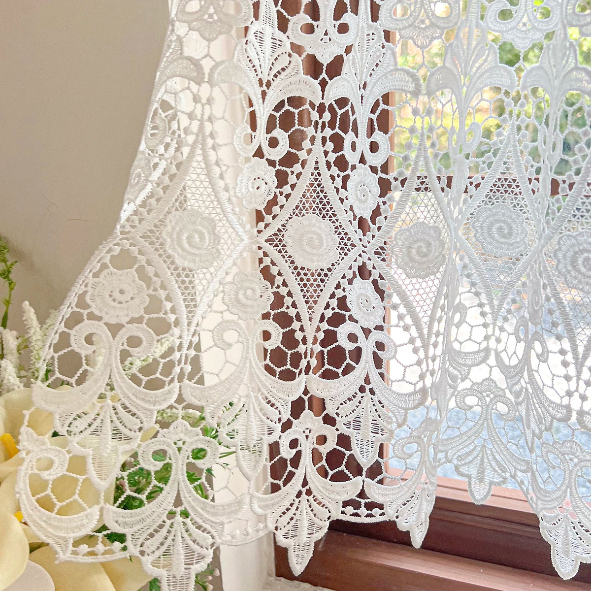 rideau blanc dentelle fleurs vintage translucide tringle bois chambre maison