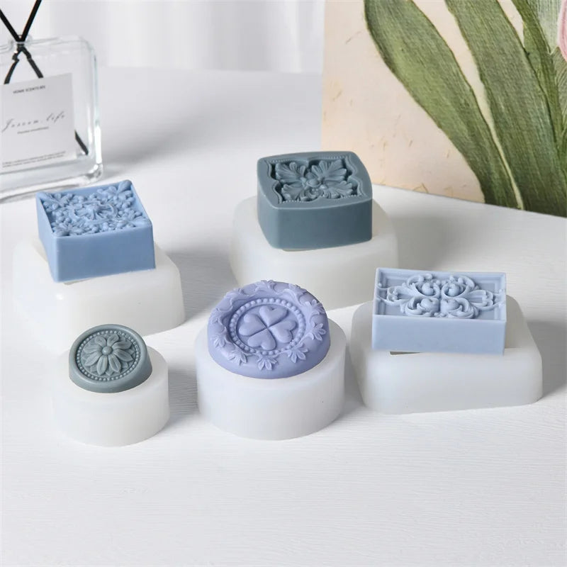 moules savon silicone motifs floraux vintage bleu clair blanc détaillés artisanauxDecorationChocolat
