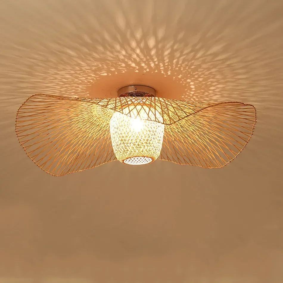 Détail du design en bambou du lustre japonais