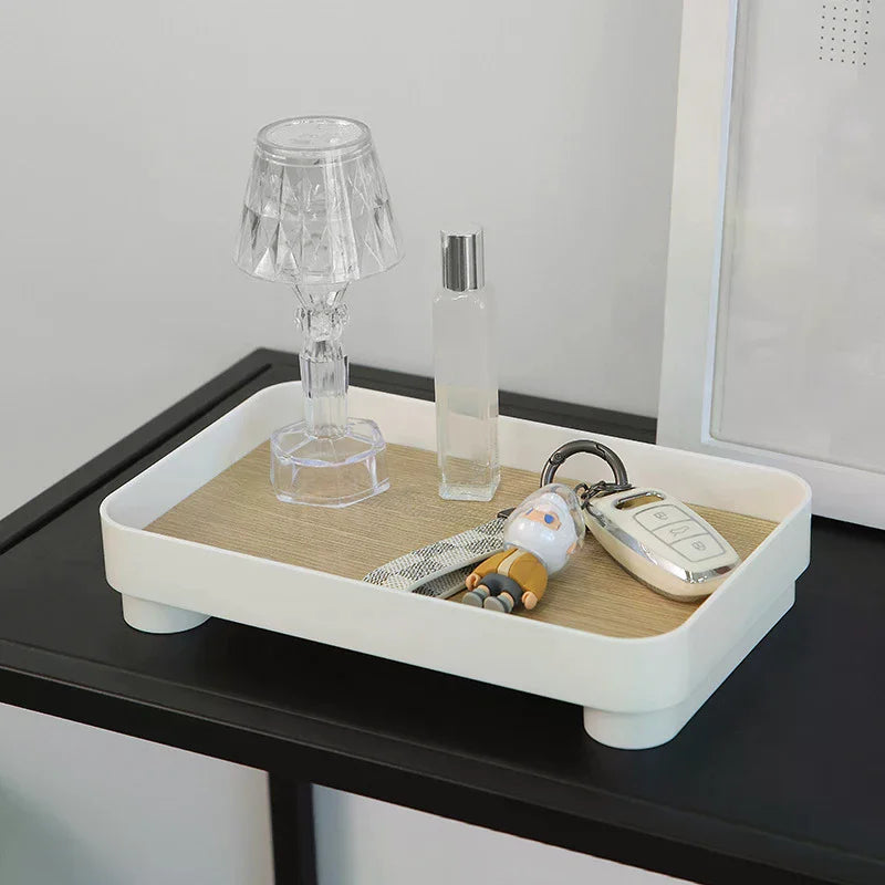 plateau rectangulaire blanc imitation bois vases bouteilles transparentes petite lampe cloche cloisonnement