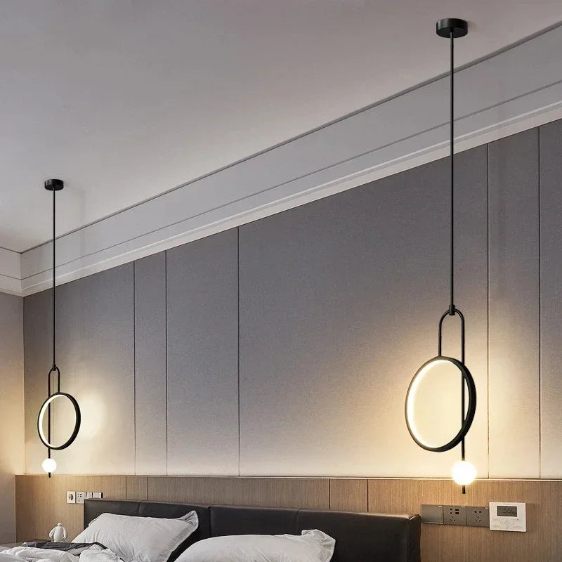 Suspension lumineuse moderne or noir anneaux sphères blanches minimaliste salon chambrehôtel