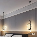 Suspension lumineuse moderne or noir anneaux sphères blanches minimaliste salon chambrehôtel