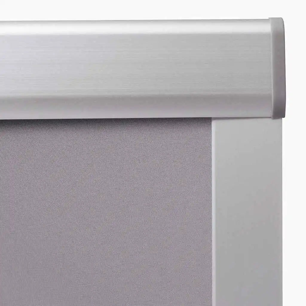 Store enrouleur gris sur une fenêtre de toit en position fermée
