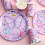 vaisselle jetable fête anniversaire papillons violets roses fleurs couronnes paillettes dorées assiettes tasses serviettes