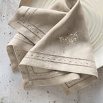 serviettes table lin beige bleu marine points décoratifs bordure brodée classique rustiqueDecorationMaisonResto