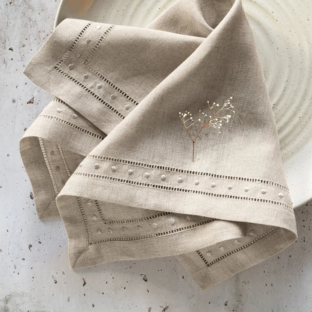 serviettes table lin beige bleu marine points décoratifs bordure brodée classique rustiqueDecorationMaisonResto