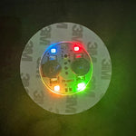 mini lampes led multicolores adhésives modernes rouges vertes bleues diodes circulaires festive minimaliste