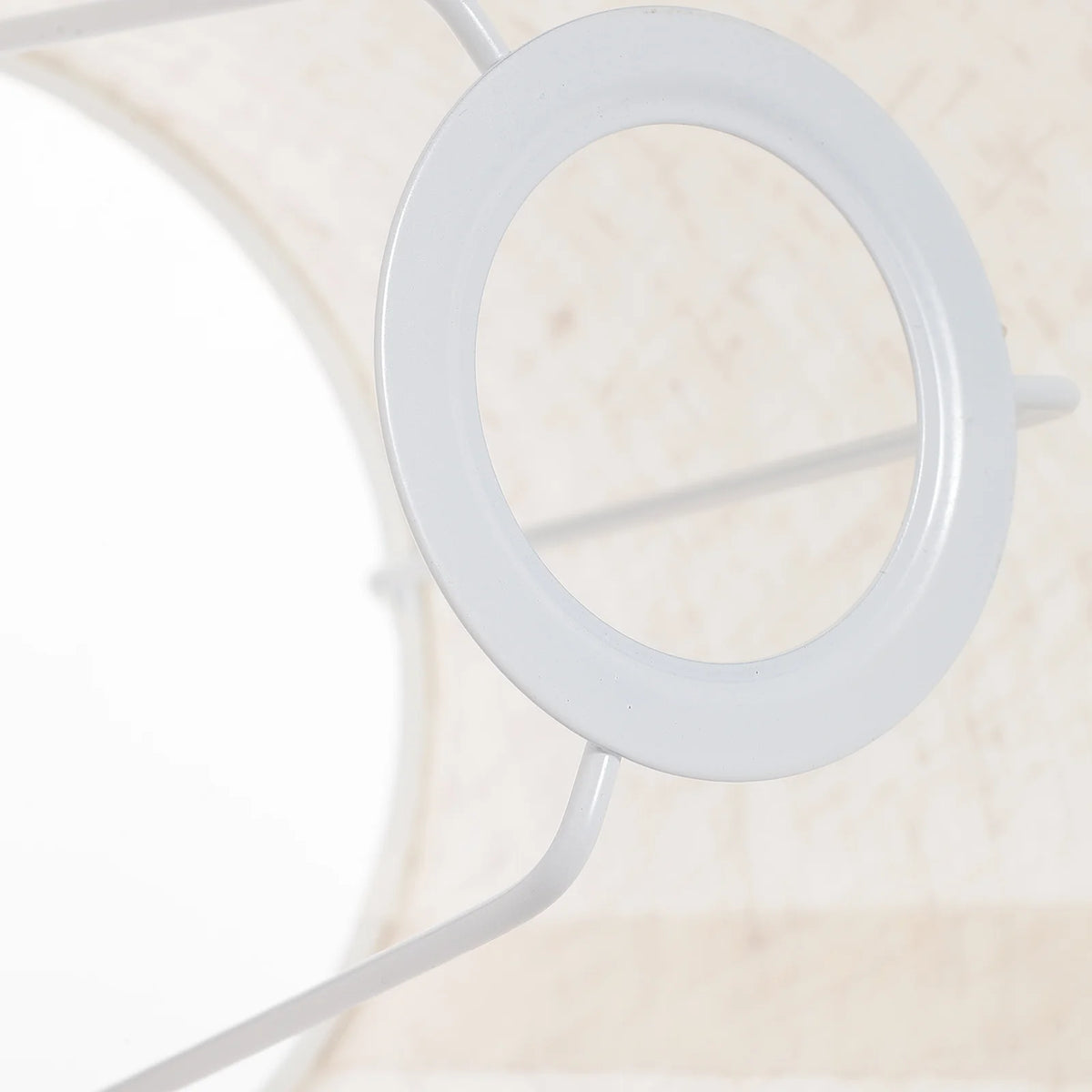 Abat-jour tissu installé sur une lampe sol dans un salon