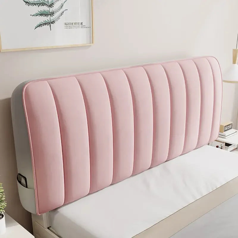 Détail du tissu matelassé et du velours de la tête de lit