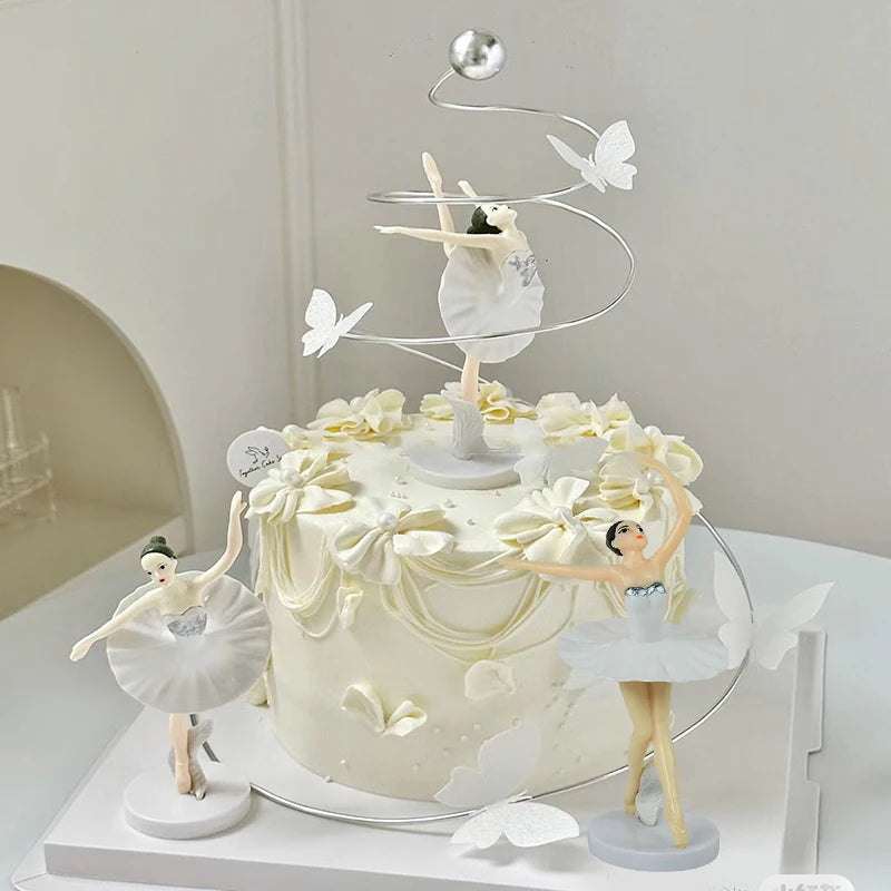 décoration gâteau danseuse tutu plumes chaussures danse transparentes anniversaire rose blanche ballet