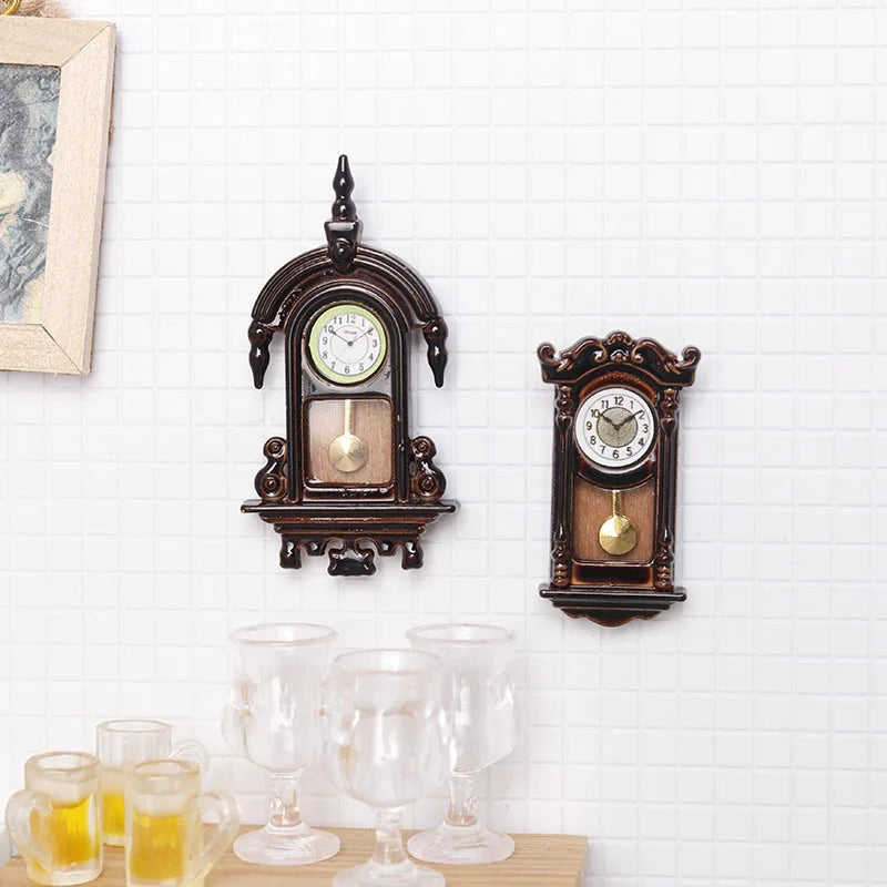 horloge murale classique vintage ornements sculptés pendule dorée cadran blanc chiffres noirs marron foncé