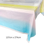 vaisselle jetable anniversaire arc ciel assiettes dorées points confettis serviettes verres festifs