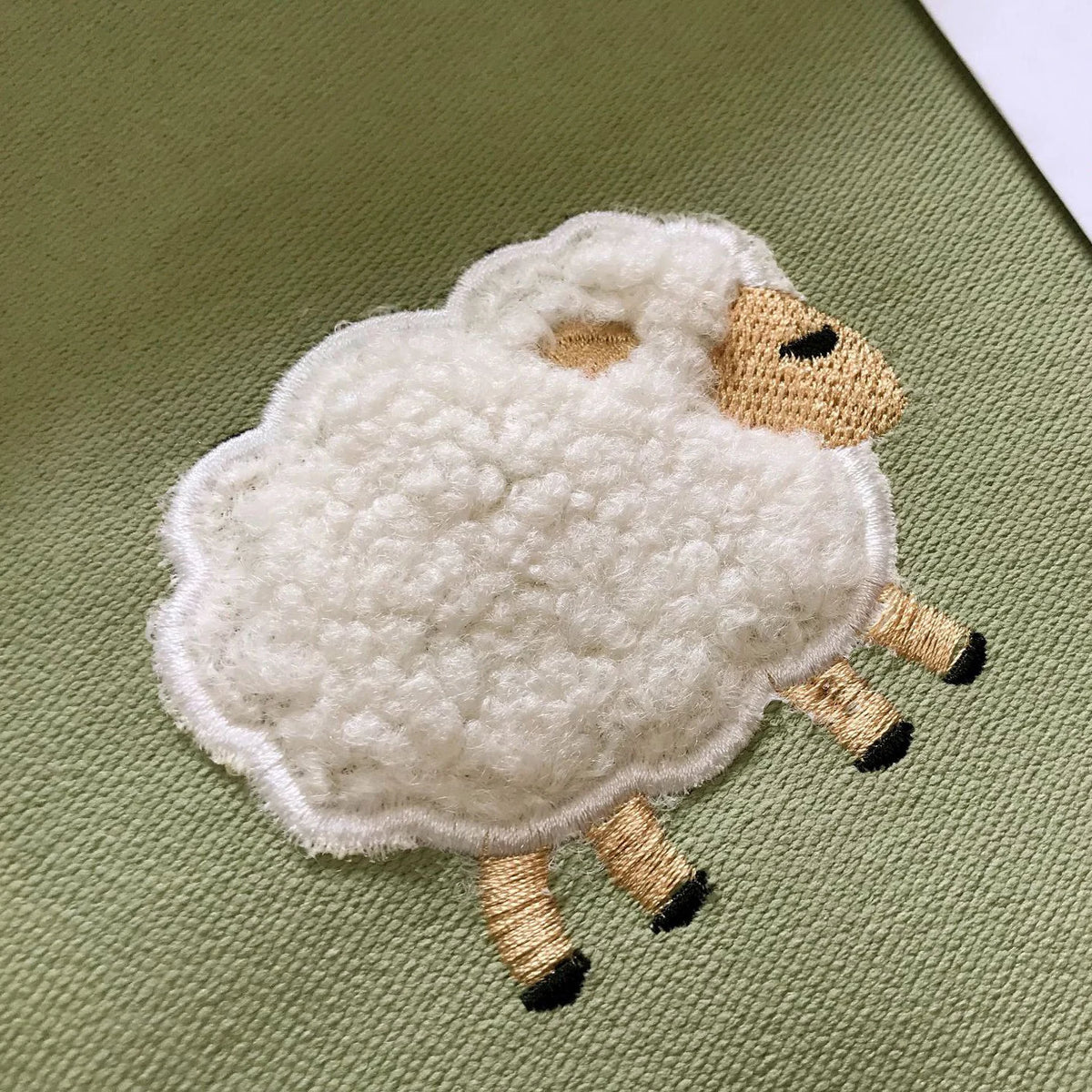 Des rideaux élégants faits à la main en laine de mouton Ovis, illustrant le riche patrimoine du textile et de l'artisanat. Ces rideaux, ornés de boutons créatifs et de broderies détaillées, démontrent l'art de la broderie et du travail à l'aiguille. Le motif complexe de points ajoute une touche de sophistication à ces rideaux, ce qui en fait un choix parfait pour ceux qui apprécient les arts créatifs dans leur décor intérieur.