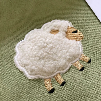 Des rideaux élégants faits à la main en laine de mouton Ovis, illustrant le riche patrimoine du textile et de l'artisanat. Ces rideaux, ornés de boutons créatifs et de broderies détaillées, démontrent l'art de la broderie et du travail à l'aiguille. Le motif complexe de points ajoute une touche de sophistication à ces rideaux, ce qui en fait un choix parfait pour ceux qui apprécient les arts créatifs dans leur décor intérieur.