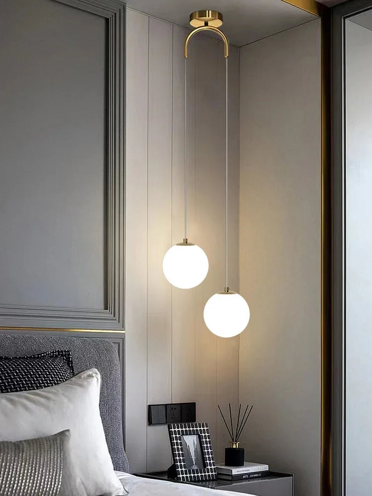 suspension lumineuse moderne sphérique verre opale noir blanc doré minimaliste
