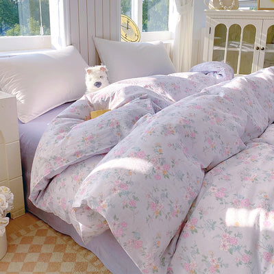 Housse de couette gaze coton floral violet sur lit 220x240 cm