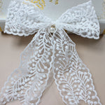 nœuds décoration rideau dentelle motif floral transparent romantique vintage blanc cassé éléments ruban