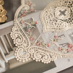 serviette table vintage brodée dentelle beige clair rose pâle vert clair 44x31cm