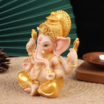statue ganesha or beige details sculptés traditionnel religieux assiette bois cône pin feuilles vertes