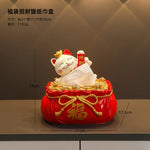 statue chat porte bonheur blanc doré artisanal détails dorés pochette rouge plateau texte rouge