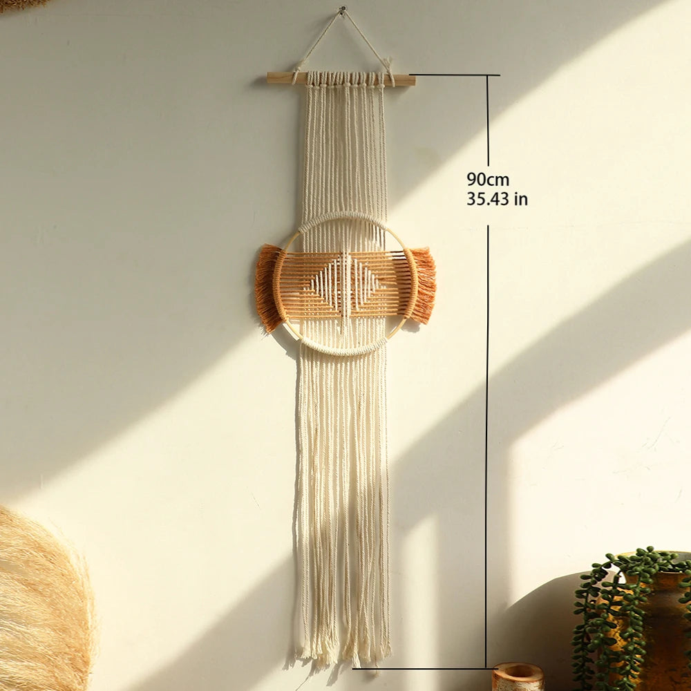Décoration murale en macramé avec cerceau en bambou vu de côté