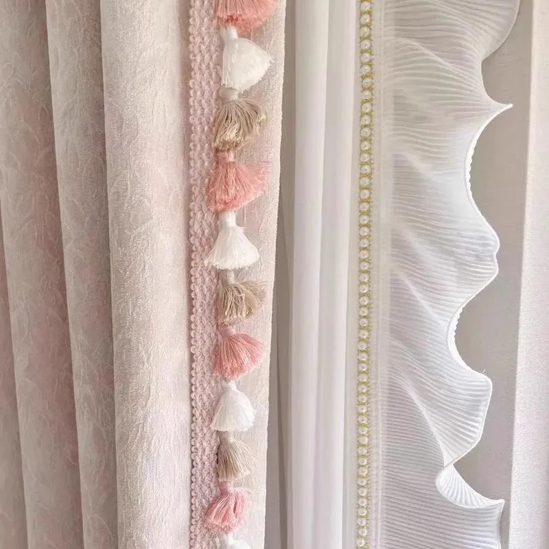 rideaux décoratifs glands pompons tissu texturé semi transparent shabby chic bohème rose blanc beige