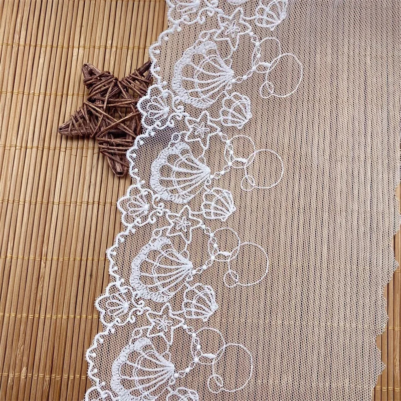 dentelle blanche motifs floraux texture ajourée classique largeur 13.9cm polyester unique élégance créationcoration motifs