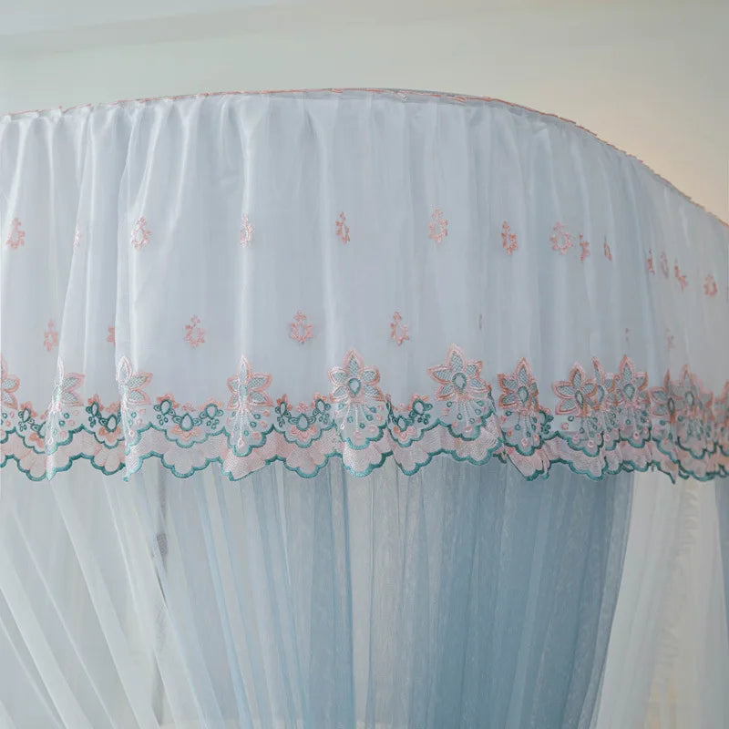 Rideau décoratif en dentelle bleu clair avec des motifs floraux délicats.