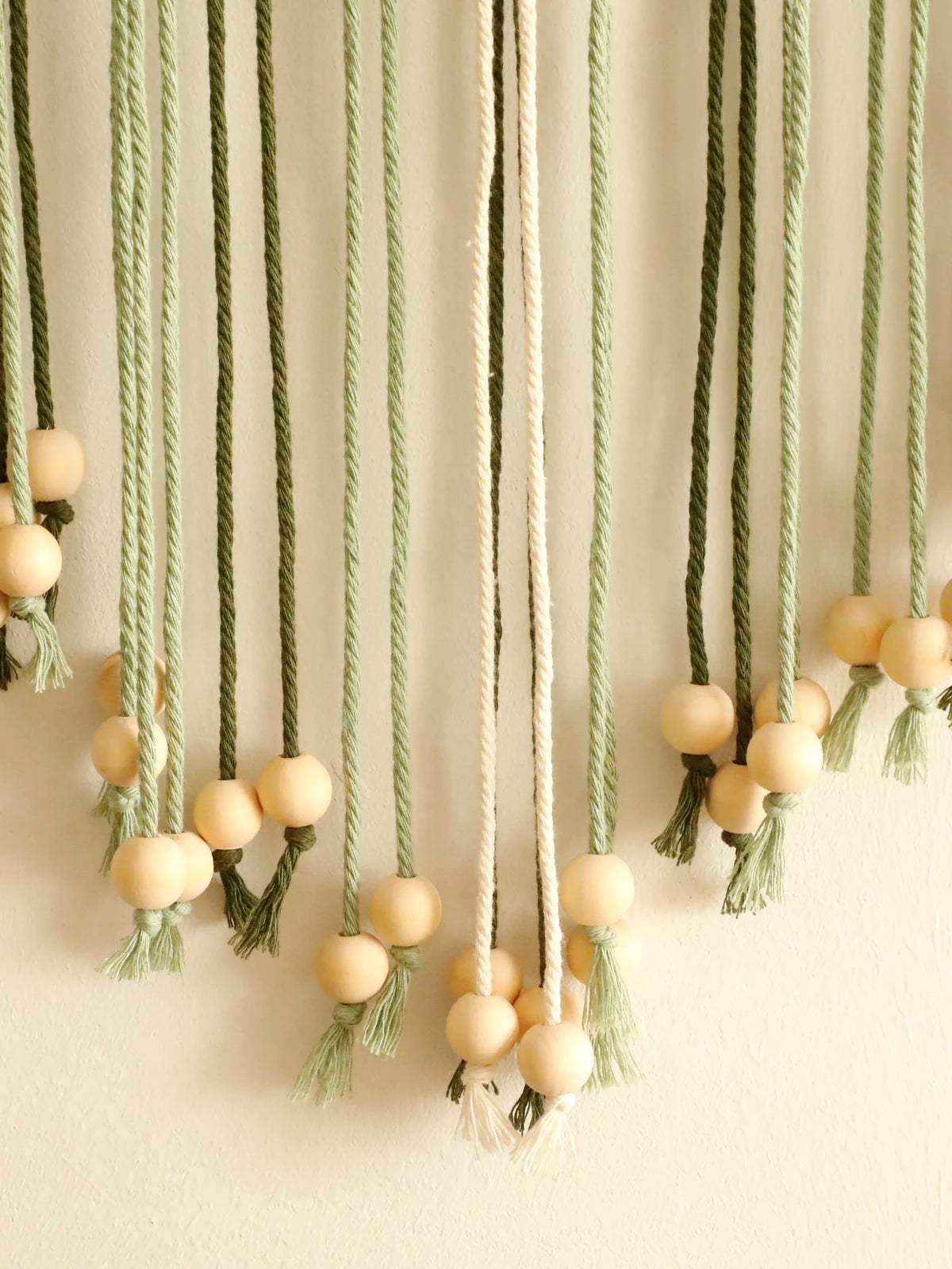 macramé mur vert olive feuilles cœur franges boho décoration murale ornement maison