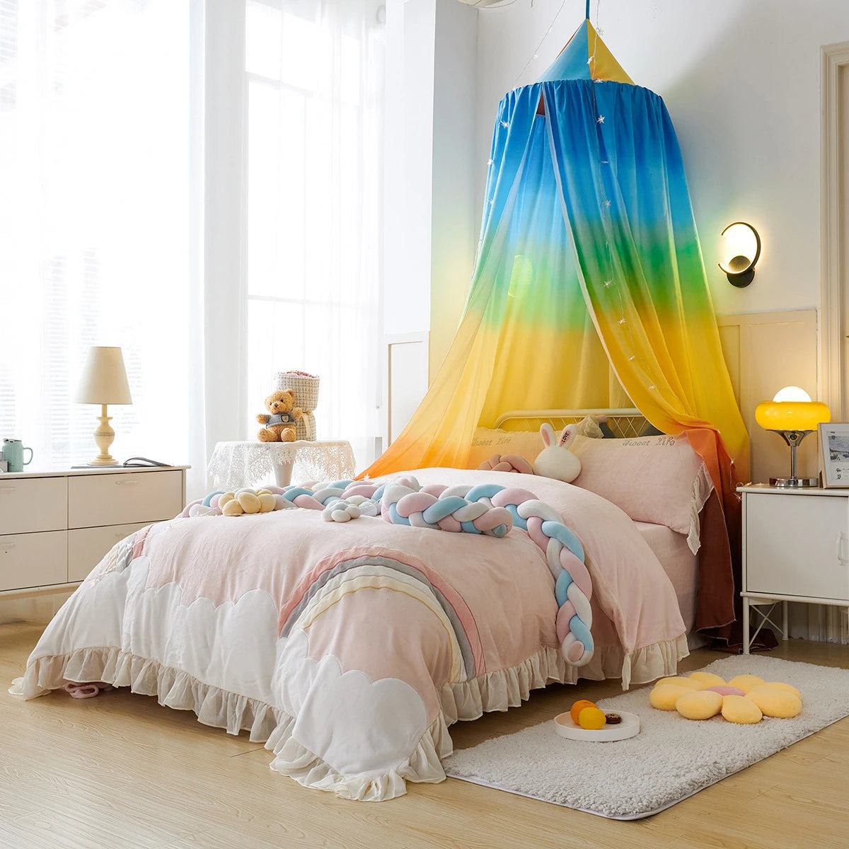 Chambre d'enfant colorée avec un lit douillet, une décoration murale lumineuse et des accessoires confortables pour créer une atmosphère chaleureuse et accueillante.