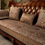 Superbe canapé en cuir marron décoré de motifs floraux dorés et de bordures ornées, créant une atmosphère de luxe et d'élégance.