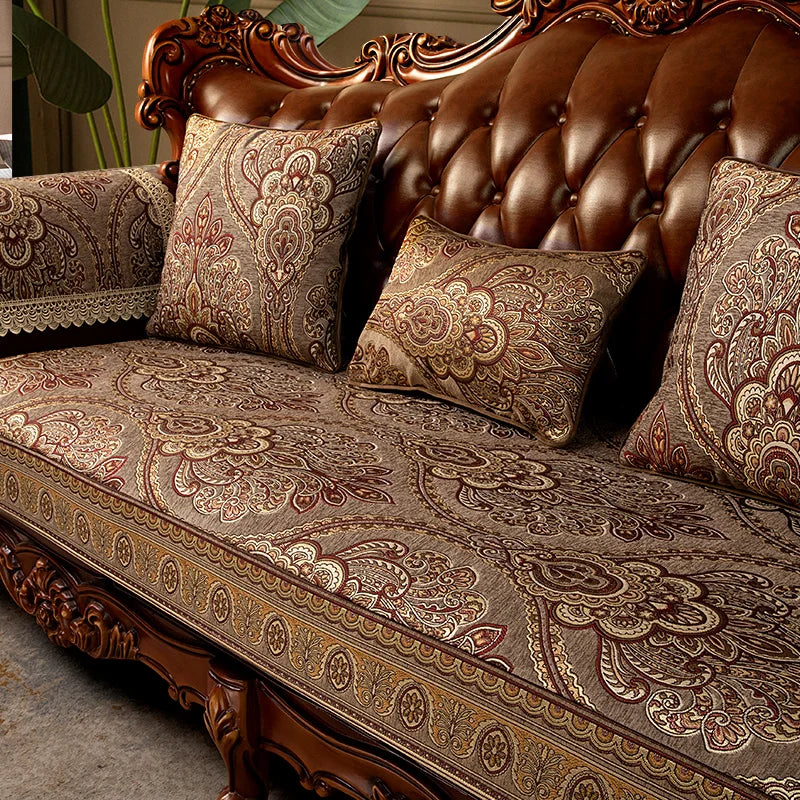 Superbe canapé en cuir marron décoré de motifs floraux dorés et de bordures ornées, créant une atmosphère de luxe et d'élégance.