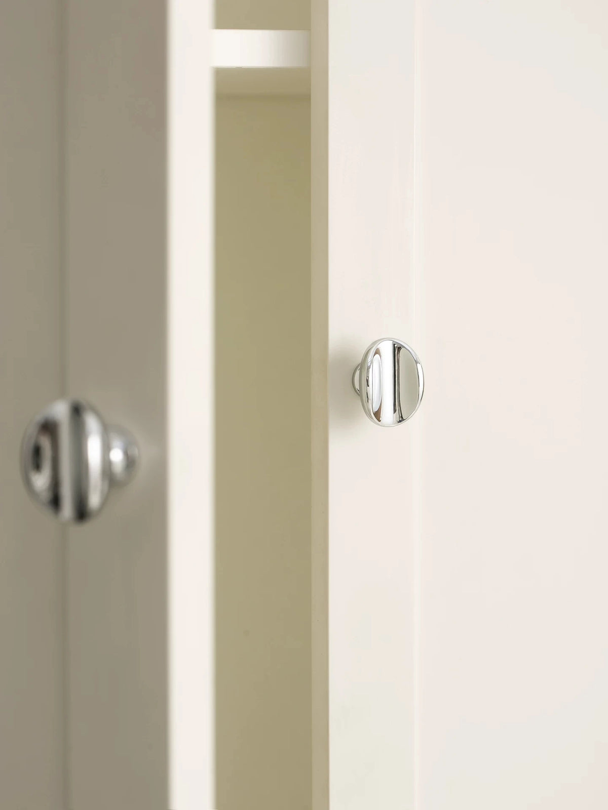 boutons porte argenté moderne élégants meubles chambre tiroirs cuisine lisses brillants travaux bois européens